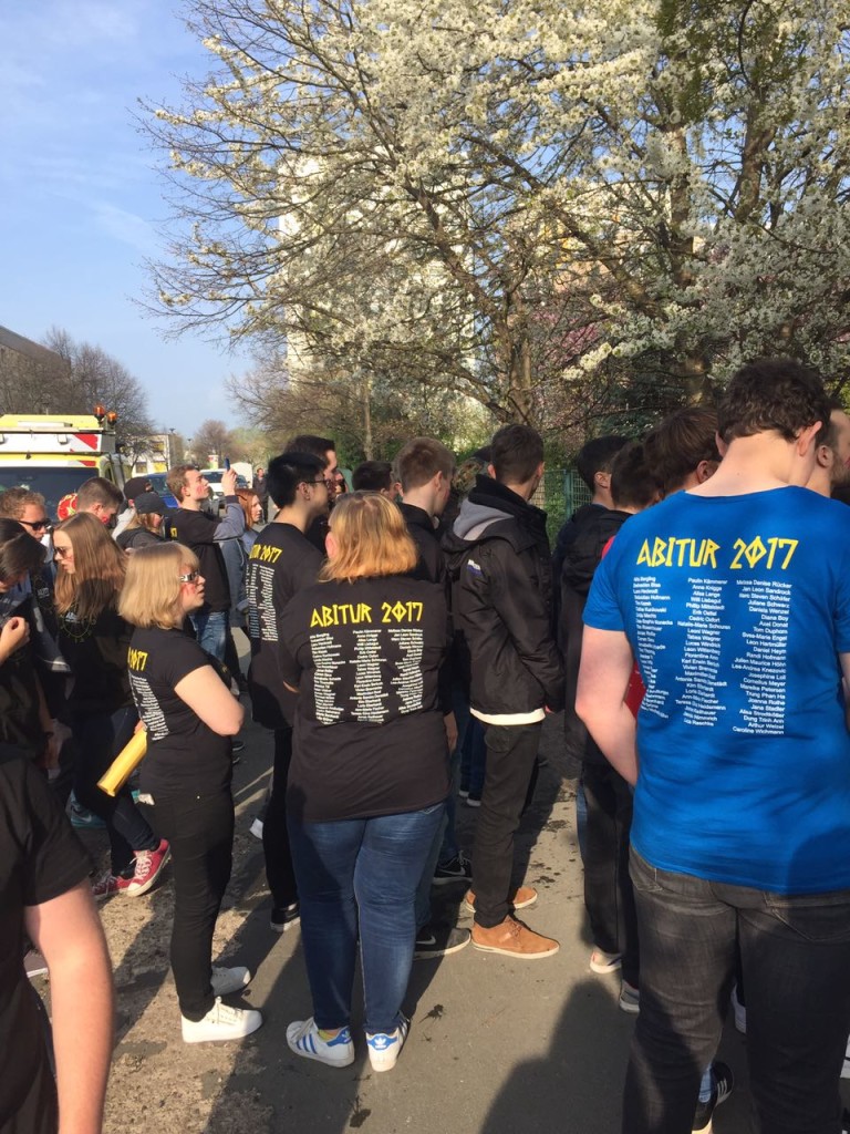 Warten auf den Beginn des Abschlussprogramms